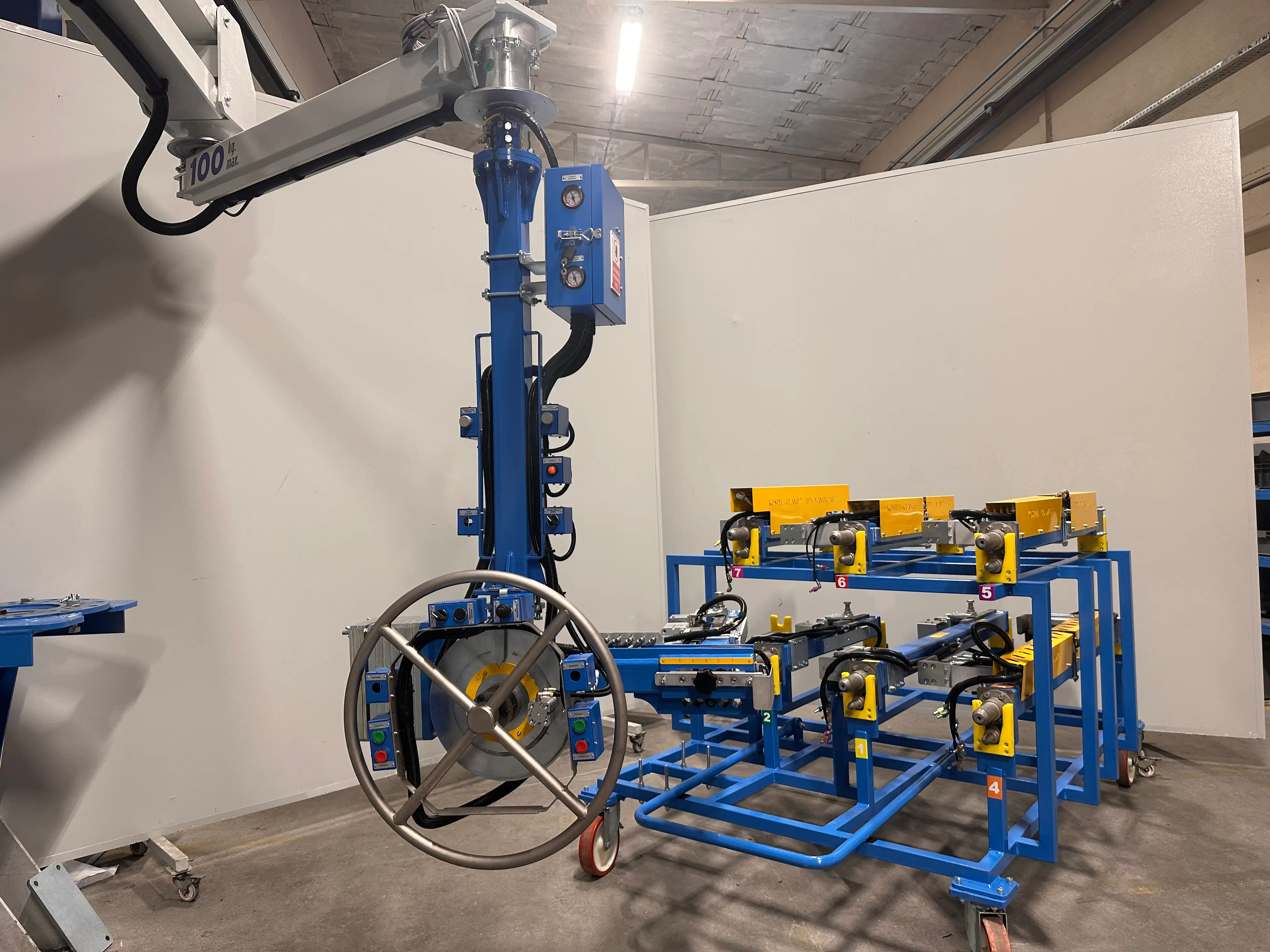 Industriemanipulator vs Hebezeug, Kran und Balancer